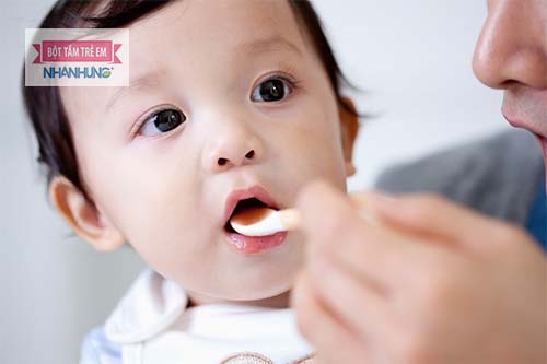 Cho trẻ uống vitamin D, canxi, sắt.. khi bị rụng tóc vành khăn.