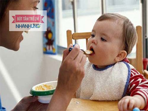 Tìm câu trả lời bé mấy tháng ăn dặm dựa vào dấu hiệu của bé