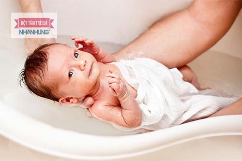 Bé bị cảm lạnh nên tắm nước ấm, tắm nhanh trong phòng kín.