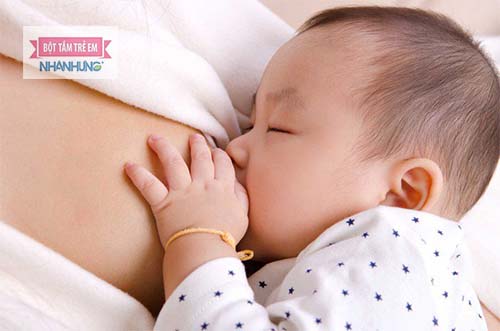 Bé bị cảm lạnh nên tắm nước ấm, tắm nhanh trong phòng kín.