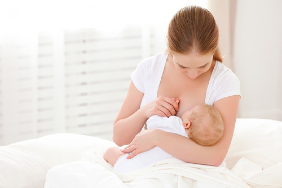 Cho trẻ bú sữa mẹ hoàn toàn khi bị viêm phổi.