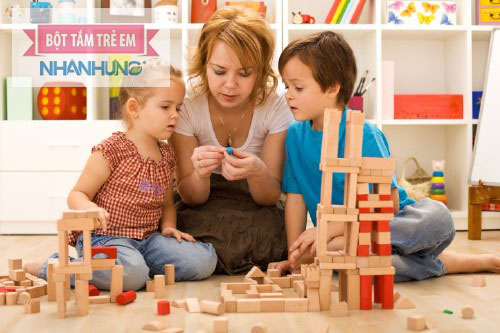 Bé tò mò, hứng thú quan sát trò chơi ghép hình cùng mẹ