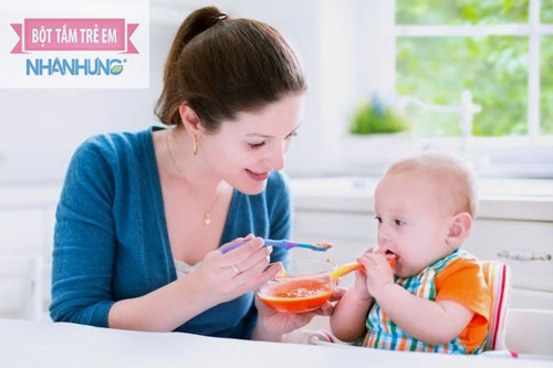 Cha mẹ nên tạo tâm lý vui vẻ khi trẻ ăn uống