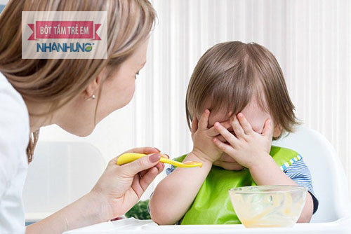 Chế độ ăn không hợp lý khiến bé biếng ăn hay ngậm