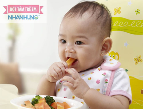  Không ép bé ăn mà nên để bé ăn uống tự nhiên