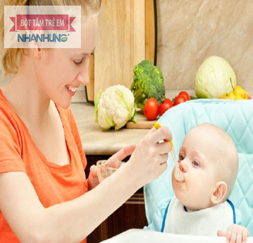  Chọn thời điểm chính xác để bắt đầu cho bé ăn dặm