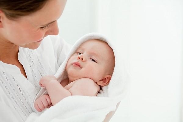 Trẻ bị nhiệt miệng sưng lợi chủ yếu do nóng trong và thiếu dinh dưỡng.