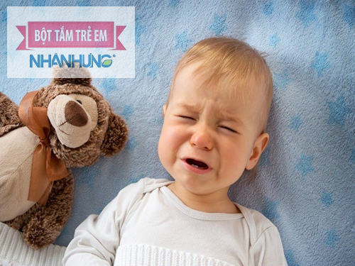 Không nên cho trẻ ăn dặm vào buổi tối