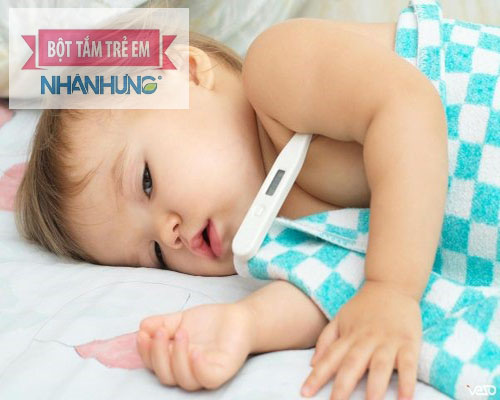 Trẻ sốt và tiêu chảy là do bị tiêu chảy cấp.