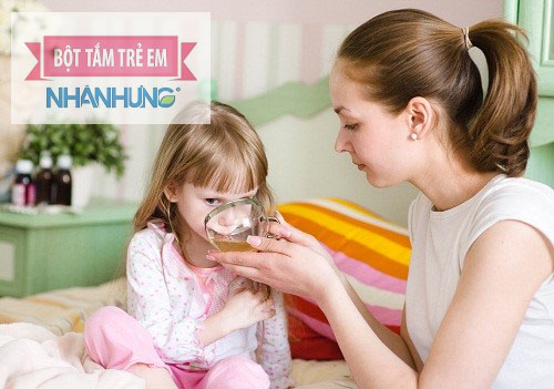 Cho bé uống nhiều nước để hạ sốt và bù nước do tiêu chảy.