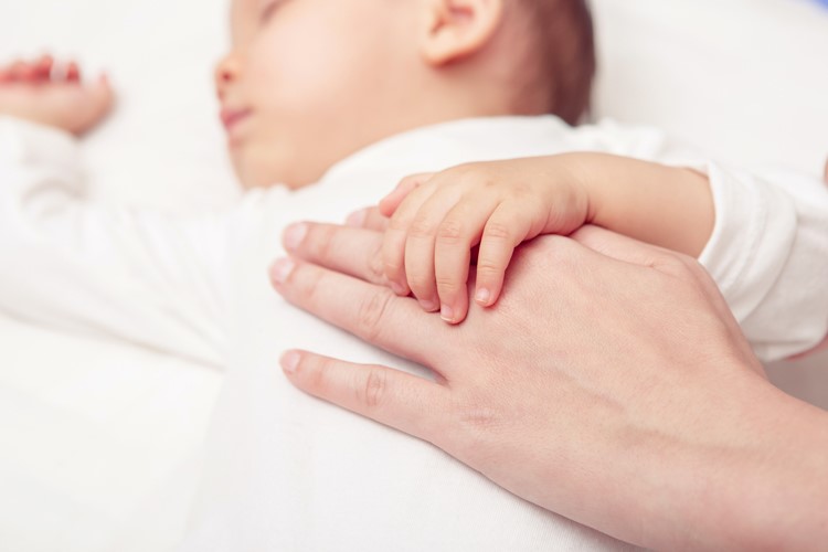  Trẻ bị viêm tiểu phế quản thường sốt, ho và nghẹt mũi.