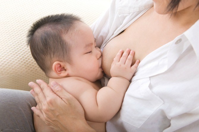  Bé bị viêm tiểu phế quản cần được bú sữa mẹ nhiều hơn.