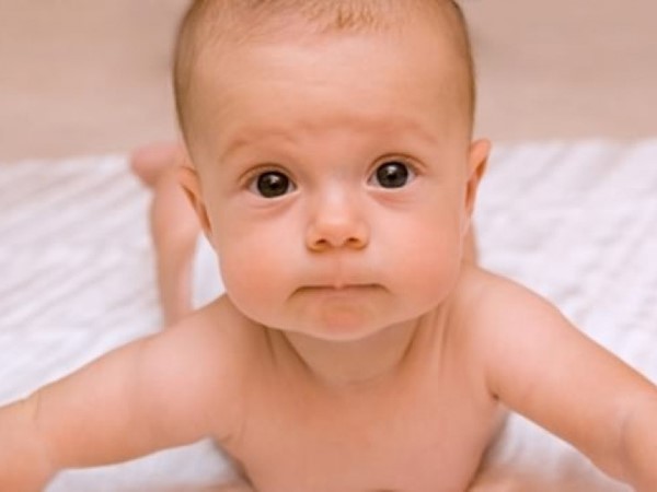  Trẻ sơ sinh bị nhiệt miệng do thiếu sắt và vitamin B12.