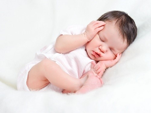 Bé nhiễm lạnh rất dễ bị viêm phổi.