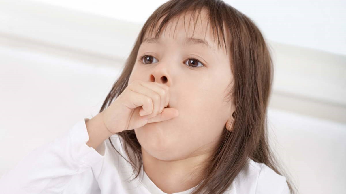 Trẻ bị viêm phế quản thường ho kéo dài.