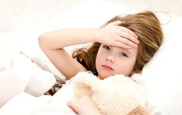  Uống nhiều nước hỗ trợ chữa viêm phế quản ở trẻ nhỏ.
