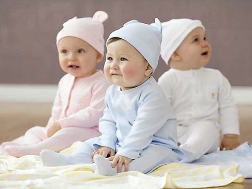 Lựa chọn trang phục sạch sẽ thoáng mát để mặc cho trẻ khi bị mẩn ngứa