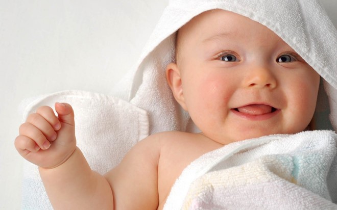  Cho bé bú mẹ nhiều và vệ sinh miệng cho con bằng nước muối để hết nhiệt miệng.
