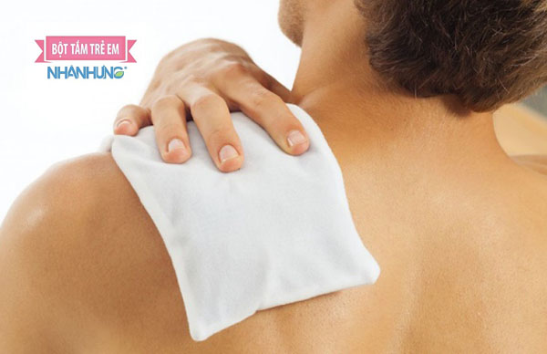 Chườm nóng lên vùng da bị nổi mề đay sẽ giúp giảm nhanh cảm giác ngứa ngáy