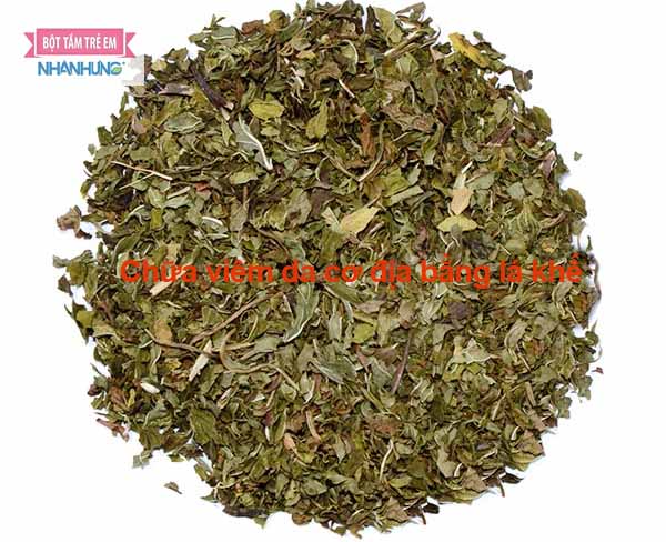 Sao nóng lá khế sau đó chà lên vùng da bị bệnh