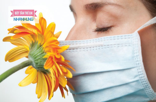 Phấn hoa, hóa chất là những nguyên nhân gây nổi mề đay trên mặt