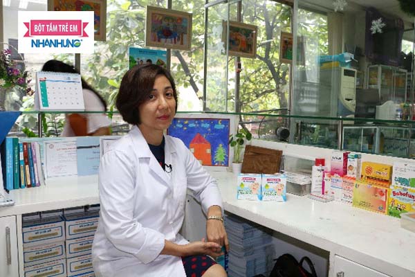 “Bột tắm Nhân Hưng là giải pháp kết hợp điều trị chàm sữa rất hiệu quả” là nhận định của bác sĩ Anh Xuân
