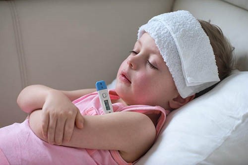  Trẻ bị viêm amidan quá phát thường hay sốt cao.