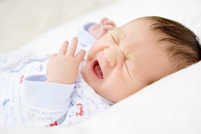  Trẻ sơ sinh bị viêm phổi do vi khuẩn và virut.