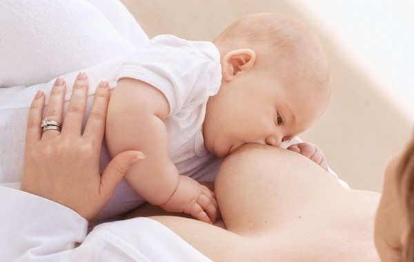 Chữa viêm phổi cho bé bằng cách cho con bú mẹ nhiều hơn.