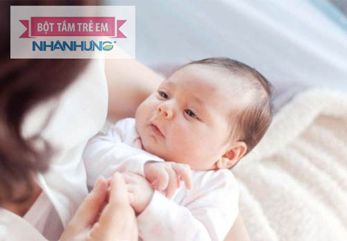 Hạ sốt đúng cách và kịp thời khi trẻ bị sốt do viêm tai giữa.