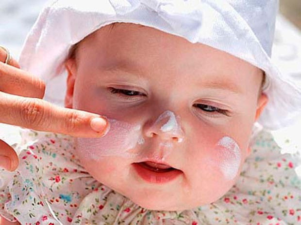 Dưỡng ẩm đúng cách giúp trẻ phục hồi chàm sữa nhanh hơn