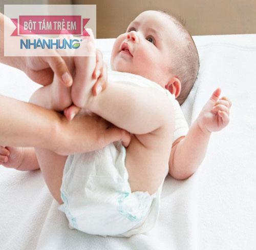 Bổ sung nước và vệ sinh sạch sẽ cho bé khi bị tiêu chảy.
