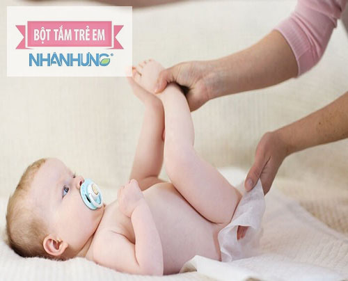 Vệ sinh sạch sẽ và bù nước kịp thời khi bé bị tiêu chảy cấp.