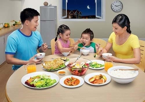 Tập cho trẻ tính chủ động trong ăn uống