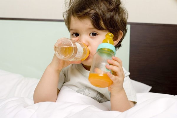  Nước cam giúp cung cấp vitamin C và nâng cao sức đề kháng cho trẻ.
