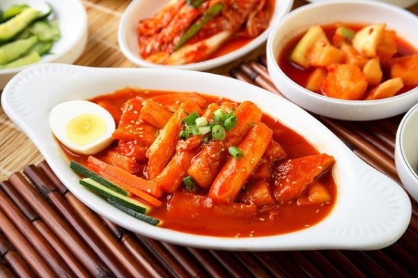 Khi trẻ bị viêm amidan cần kiêng đồ ăn cay, nóng, nhiều dầu mỡ.