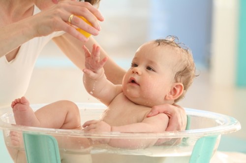 Trẻ bị viêm phế quản vẫn cần tắm và vệ sinh sạch sẽ hằng ngày.