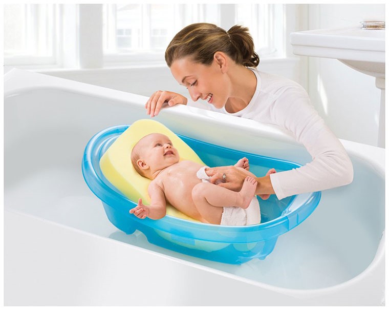 Cho bé tắm bằng nước ấm, tắm nhanh ở trong phòng kín gió.