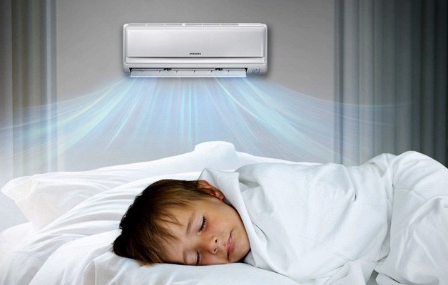 Điều chỉnh nhiệt độ điều hoà ở mức phù hợp tránh ảnh hưởng tới bé.