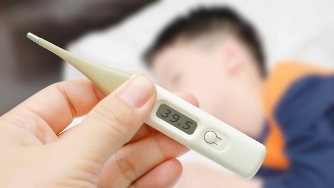  Trẻ bị viêm phế quản sốt nhiều ngày do mẹ chăm sóc bé không đúng cách.