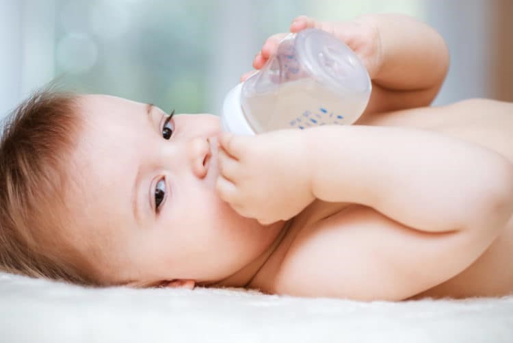  Trẻ bị viêm phổi nên ưu tiên bú mẹ và các thức ăn mềm loãng.
