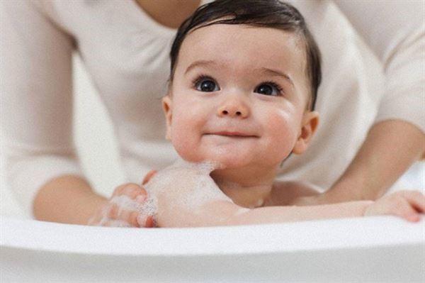 Trẻ bị viêm phổi vẫn nên tắm với nước ấm.
