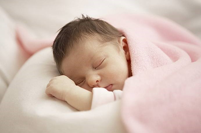  Đắp cho bé một tấm chăn mỏng khi nằm phòng điều hoà.