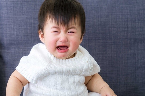  Trẻ bị viêm amidan hốc mủ thường sốt cao, ho và nôn trớ ra đờm.