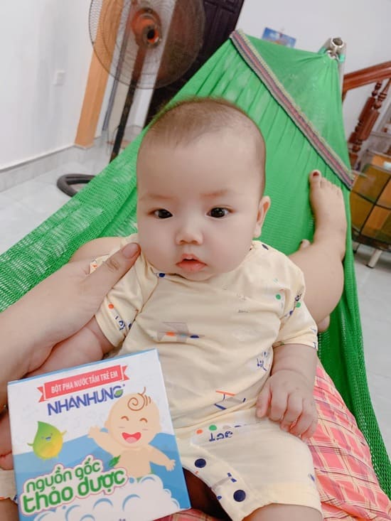 THÁNG 6: 200 HỘP BỘT TẮM NHÂN HƯNG MIỄN PHÍ ĐÃ ĐẾN TAY CÁC BÉ