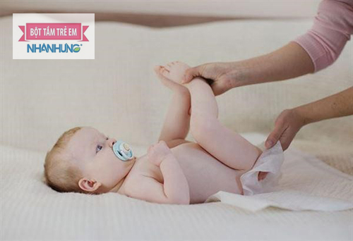 Cách phân biệt trẻ mọc răng bị sốt và đi ngoài