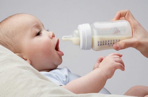 Hãy đảm bảo tay bạn sạch sẽ khi pha sữa cho con