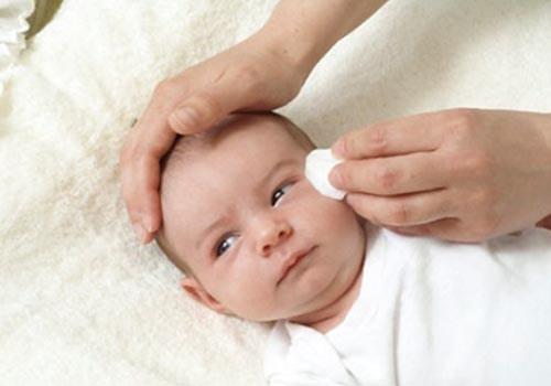 Tắm rửa cẩn thận hàng ngày tại vùng da bị mẩn ngứa của trẻ