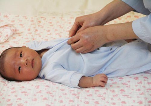 Thường xuyên vệ sinh da bé thật sạch bằng bột tắm thảo dược thiên nhiên 