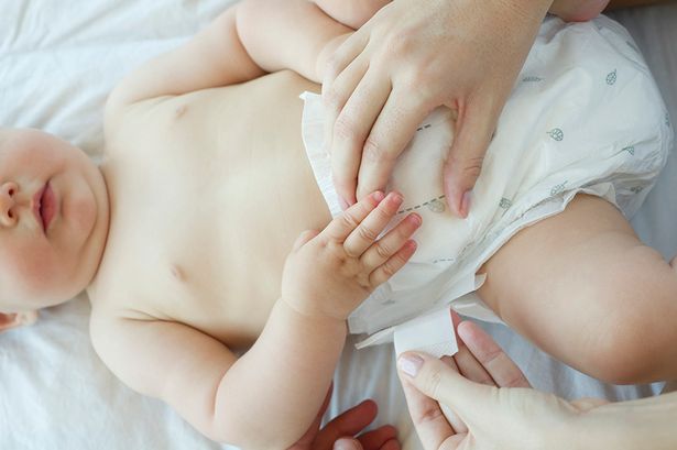 cách thay tã để bé không bị hăm tã